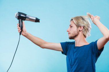 Saç kurutma makinesi ile trendy adam