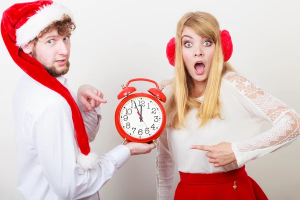 Bang paar vrouw en man met wekker. — Stockfoto