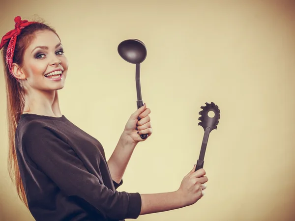 Retro mulher de estilo se divertindo com acessórios de cozinha . — Fotografia de Stock