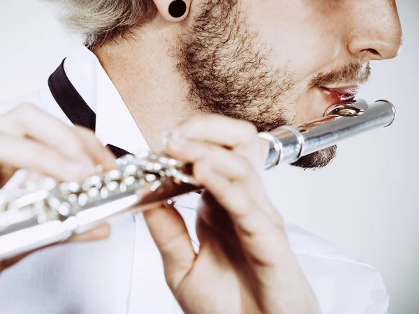 Manliga flöjtisten spelar sin flöjt närbild — Stockfoto