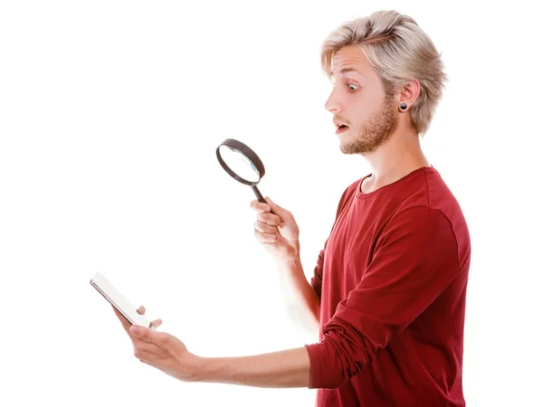 Homem lendo mensagem no telefone usando loupe — Fotografia de Stock