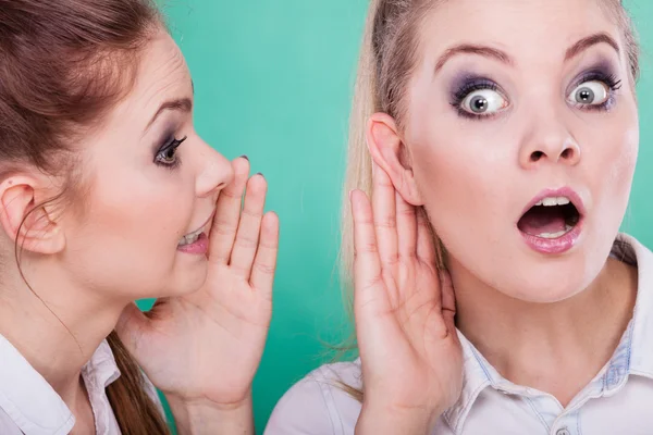 Two teenagers shares secrets, gossip — Stock Photo, Image