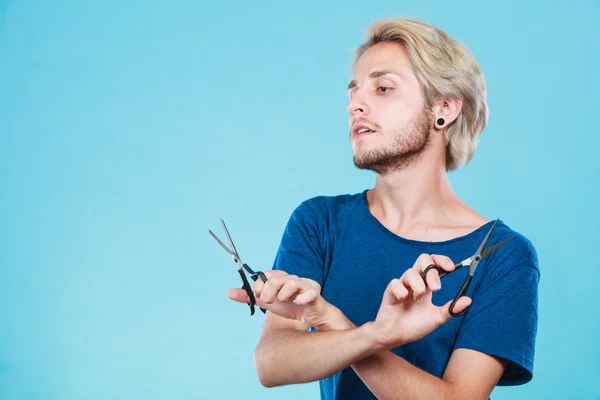 Man with scissors for haircutting — Stock Photo, Image