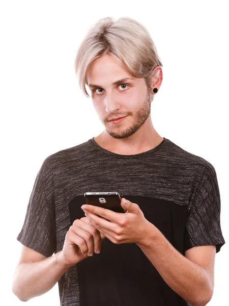 Junger Mann benutzt Handy-SMS auf Smartphone — Stockfoto