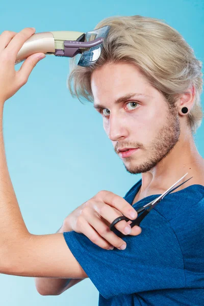 Man going to shave his long hair — Stock Photo, Image