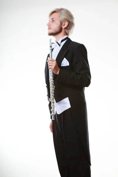 燕尾服を着ている男性のフルート奏者フルートを保持します。 — ストック写真