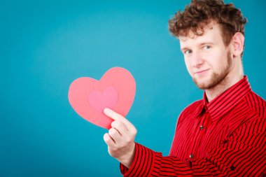 Kırmızı kalp aşık çocuk.