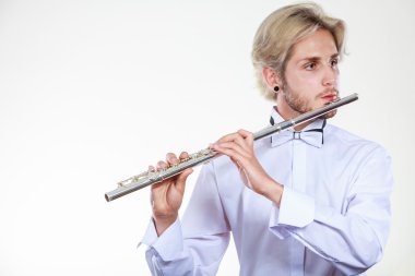 Erkek flütçü onun flüt çalmaya