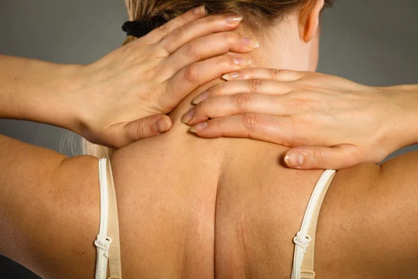 Mujer que sufre de dolor de cuello — Foto de Stock