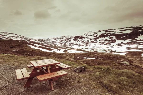 Zeltplatz mit Picknicktisch in den norwegischen Bergen — Stockfoto