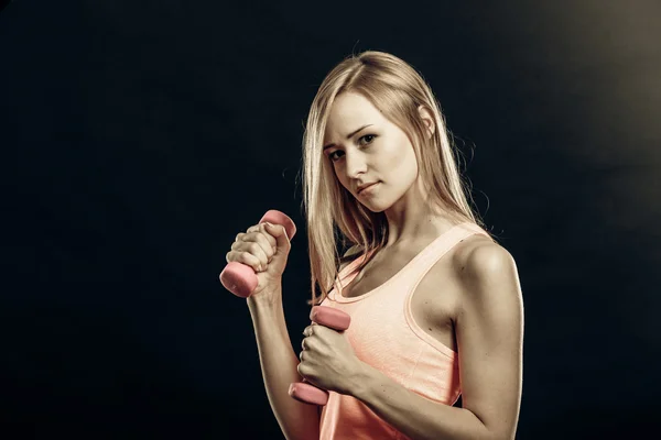 Fitness sportliches Mädchen beim Heben von Gewichten — Stockfoto