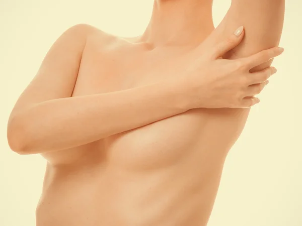 女性の乳癌のための彼女の胸を調べる — ストック写真