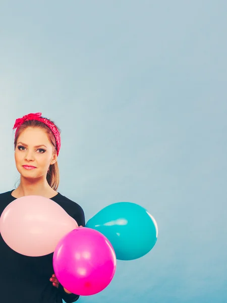 Preciosa chica sonriente sostiene globos de colores . —  Fotos de Stock