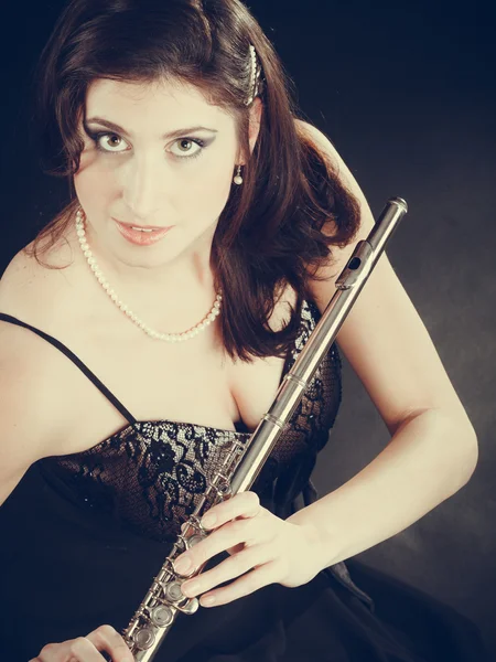 Елегантна жінка з флейтовим інструментом . — стокове фото