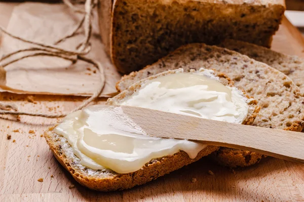 Natürmort taze ekmek tereyağı ve bal ile