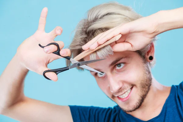 Adam makas ve tarak yeni saç modeli oluşturma — Stok fotoğraf