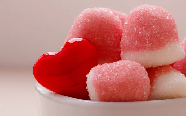 Roze gelei of marshmallows met suiker in kom — Stockfoto