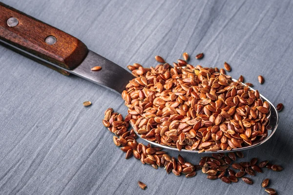 Biji rami biji linseed di sendok dapur — Stok Foto