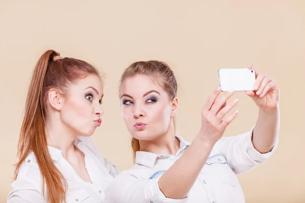 Friends student girls taking self photo with smart phone — Stock Photo, Image