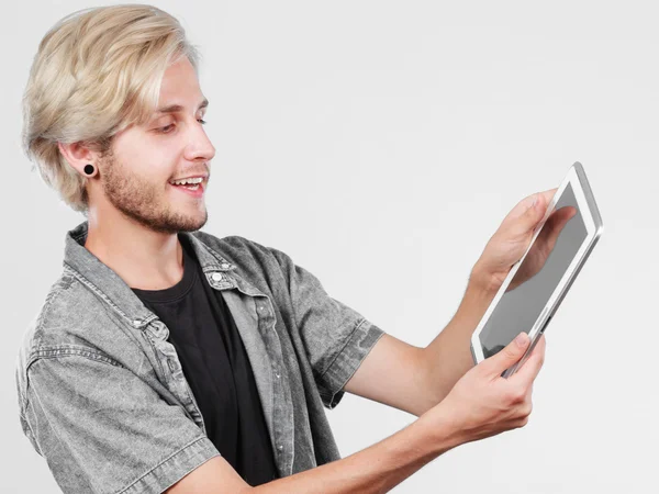 Trendiger junger Mann mit Tablet-Computer — Stockfoto