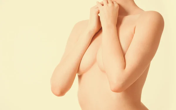 Vrouw die betrekking hebben op haar borst met handen — Stockfoto