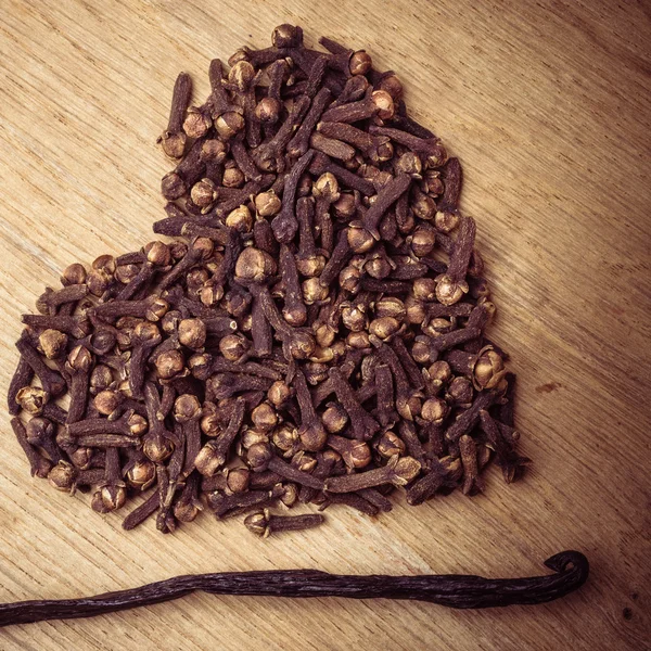 Heart form made from spice cloves — Stock Photo, Image
