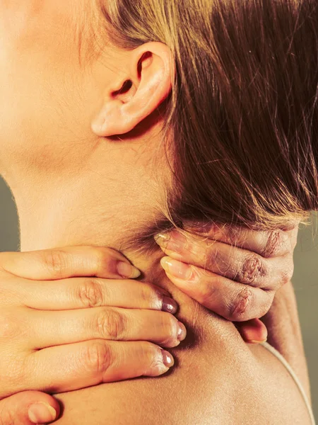 Nő szenved a nyaki fájdalom — Stock Fotó