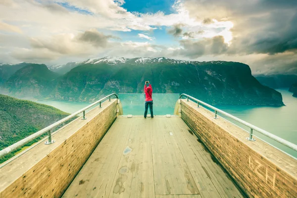Turist fotoğrafçı ile fotoğraf makinesi Stegastein uyanık, Norveç
