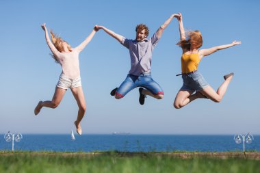 Kaygısız arkadaş deniz okyanus ile atlama.