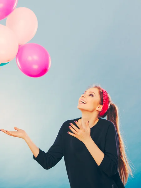 Senyum gadis gila bersenang-senang dengan balon . — Stok Foto