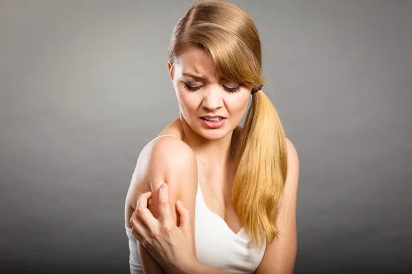 Mujer rascarse el brazo picante con erupción alérgica — Foto de Stock