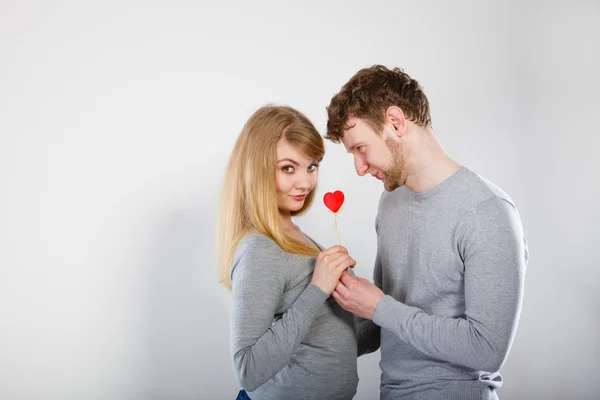 Animando pareja calentamiento juntos — Foto de Stock