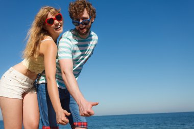 Jest yukarı gösteren çift arkadaş