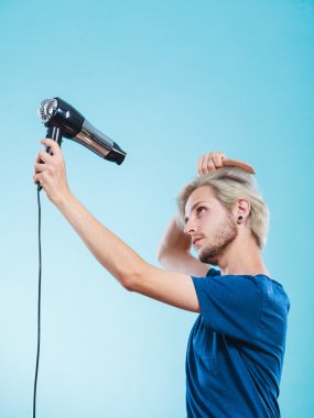 Saç kurutma makinesi ile trendy adam