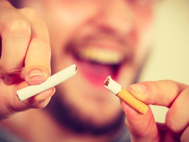 Güleryüzlü adam sigara kırılıyor