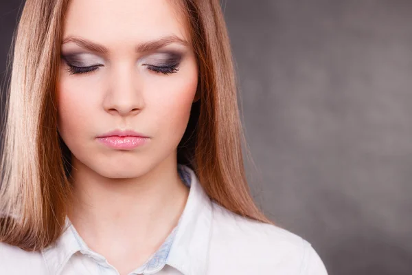 Mujer glamurosa con ojos elegantes componen . — Foto de Stock