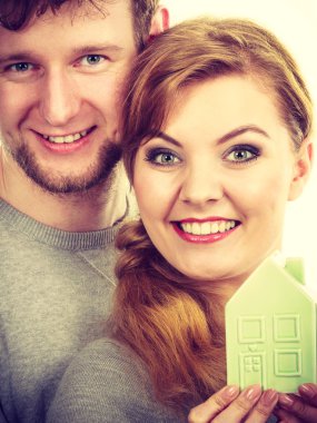 Genç çift ev modeli ile.