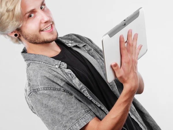 Modny młody człowiek przy użyciu komputera typu tablet — Zdjęcie stockowe