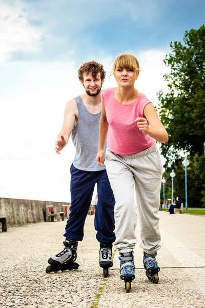 Jóvenes activos amigos patinaje al aire libre . — Foto de Stock