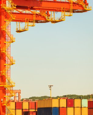 Crane tarafından taşınan konteyner. 