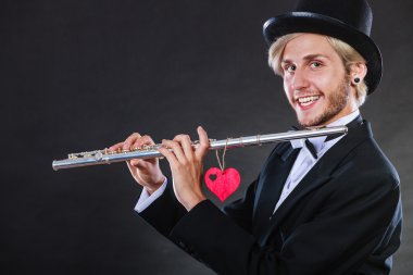 Erkek flütçü flüt ve kalp ile. Melodi seviyorum