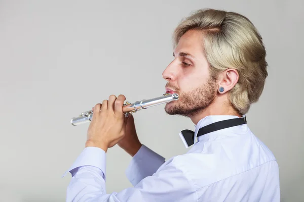 Flautista macho tocando su flauta — Foto de Stock