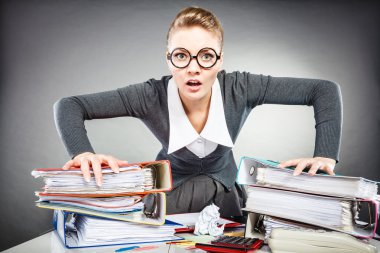 Onun masasında üzgün Sekreter.