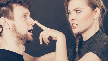 Kadın adamın yüzüne karşı krem uygulamak.