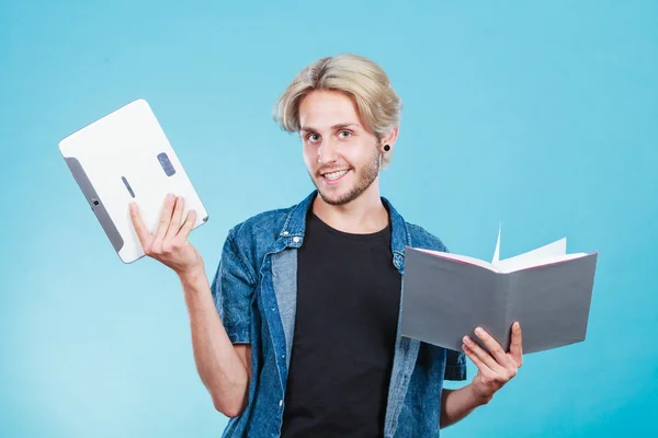 Άνδρας φοιτητής κρατώντας tablet και βιβλίο. — Φωτογραφία Αρχείου