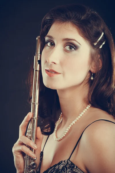 Mujer elegante con instrumento de flauta . — Foto de Stock