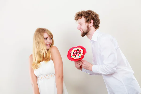 Casal feliz com flores de bando de doces. Amor. . — Fotografia de Stock