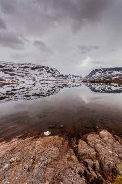 Donmuş göl ile Norveç doğal Dağları.