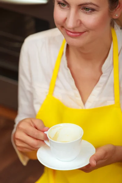 Mujer madura con taza de café en la cocina . —  Fotos de Stock