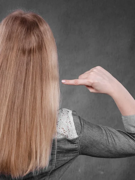 Blonde vrouw speelt met haar. — Stockfoto